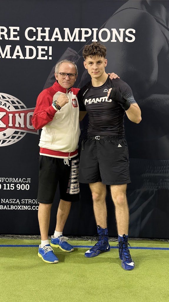 Jakub Siedliski na sali bokserskiej z trenerem