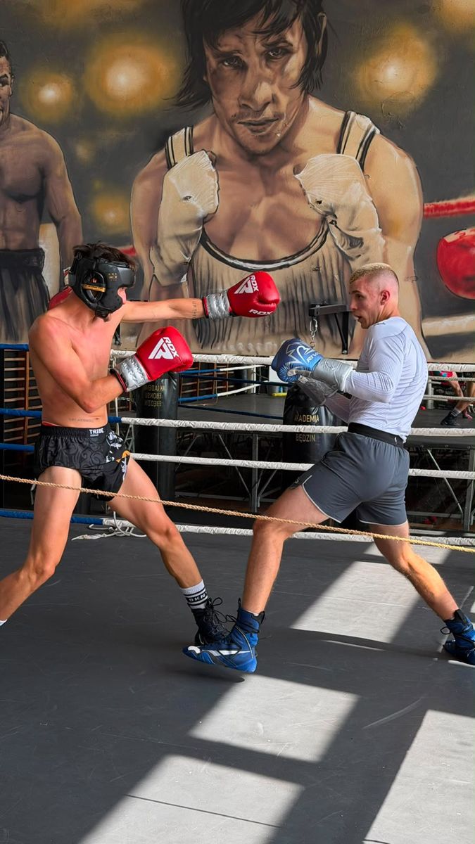 Sparing w ringu podczas treningu boksu