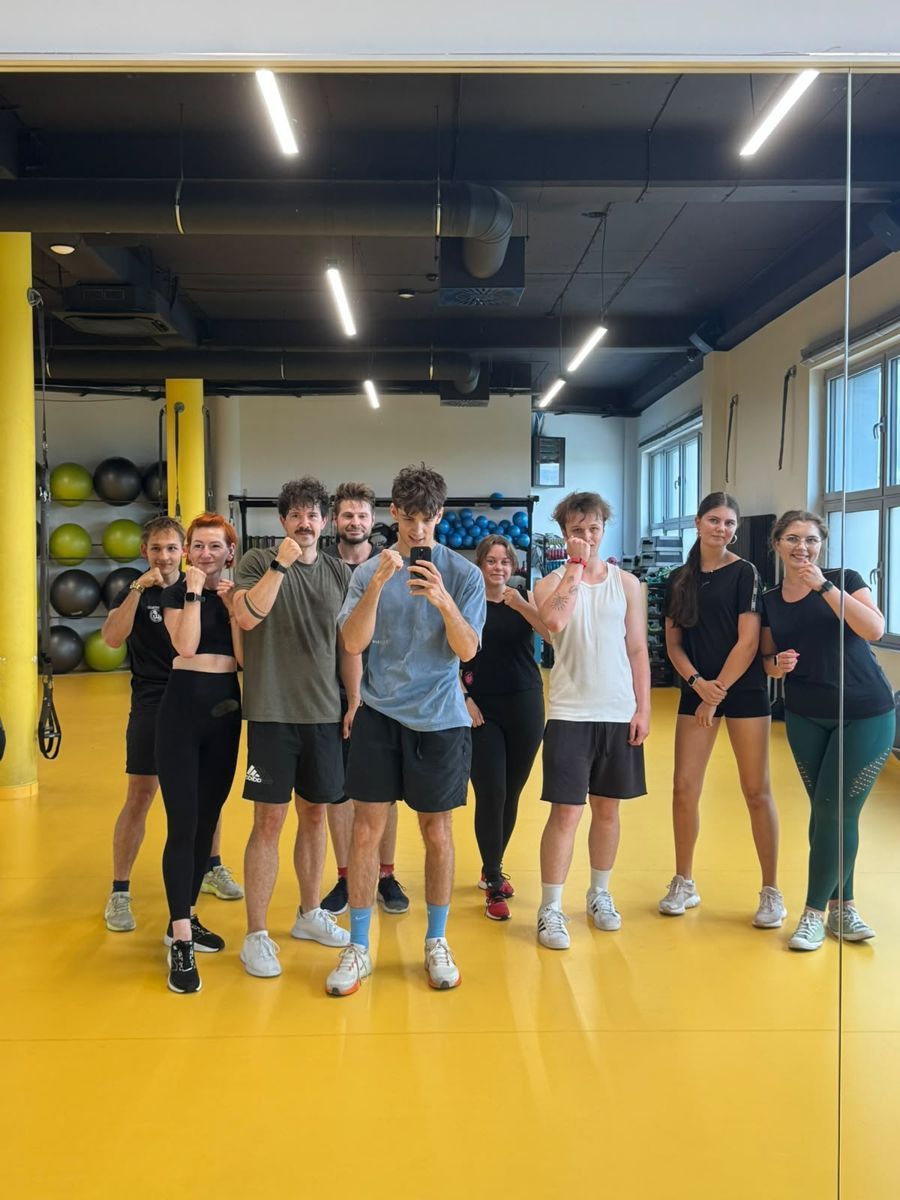 Trening grupowy boksu na sali