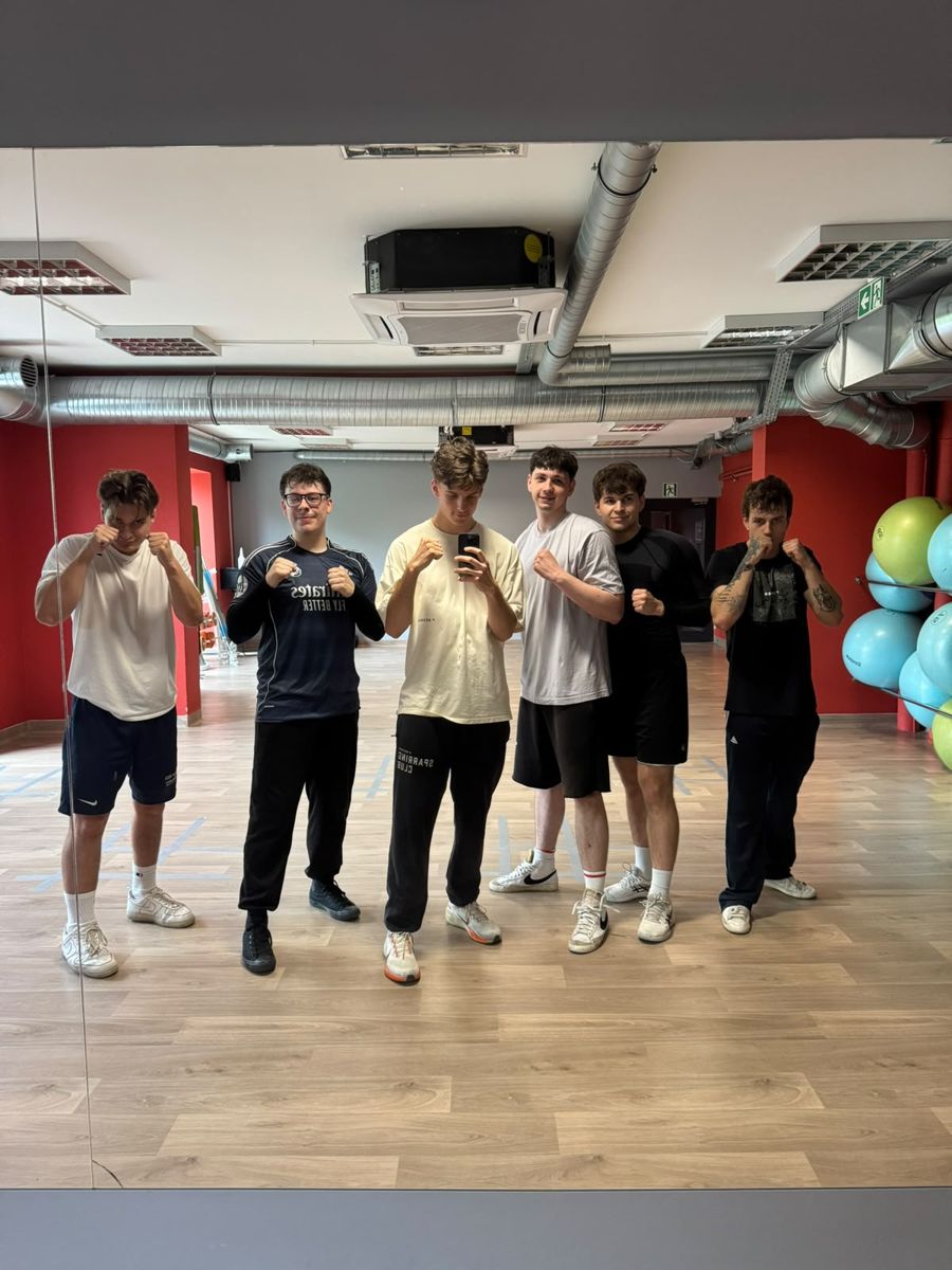 Trening boksu – grupa w gardzie